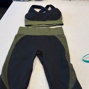 Black and Green Women's Leggings top workout outfit cute excellent condition